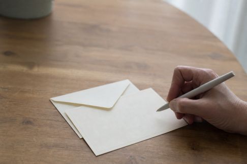 Répondre à un faire-part : guide pour vos invités indécis
