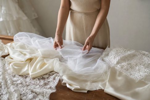 Tissus de robes de mariée : guide pratique pour bien les sélectionner