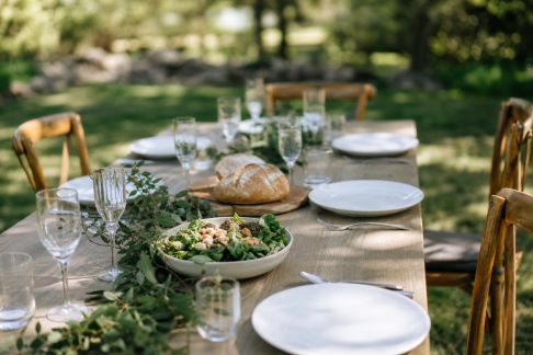 Déjeuner en extérieur : réussir un menu de mariage en plein air