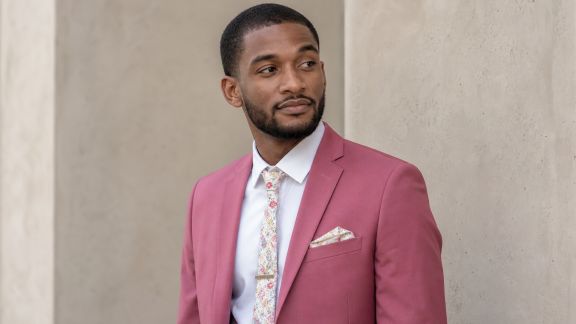 Hommes : oser la couleur pour une allure unique le jour J