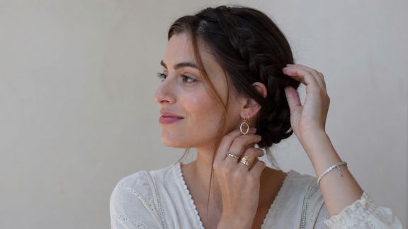 Miser sur les détails de la tenue : personnaliser sa coiffure et ses bijoux