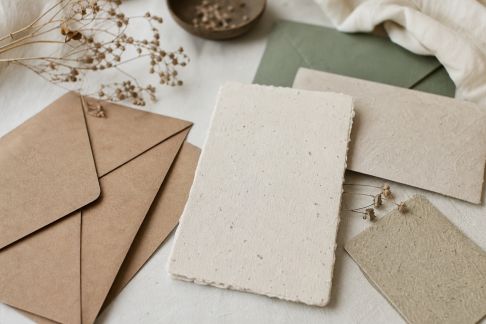 Faire-part éco-conçu : matériaux et astuces pour rester green