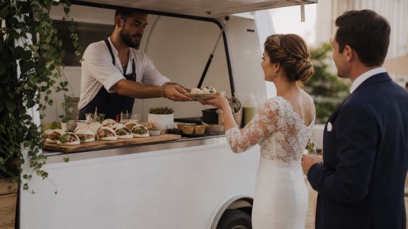 Street food au mariage : intégrer des saveurs originales à son menu